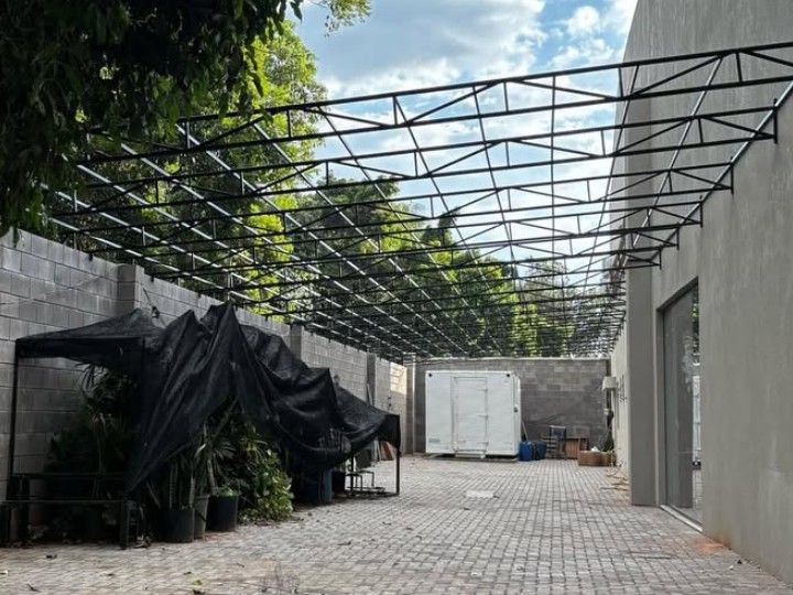 Estrutura de Telhado metálico em construção