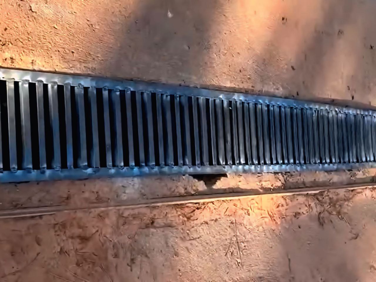 grelha de agua metálica instalada no chão