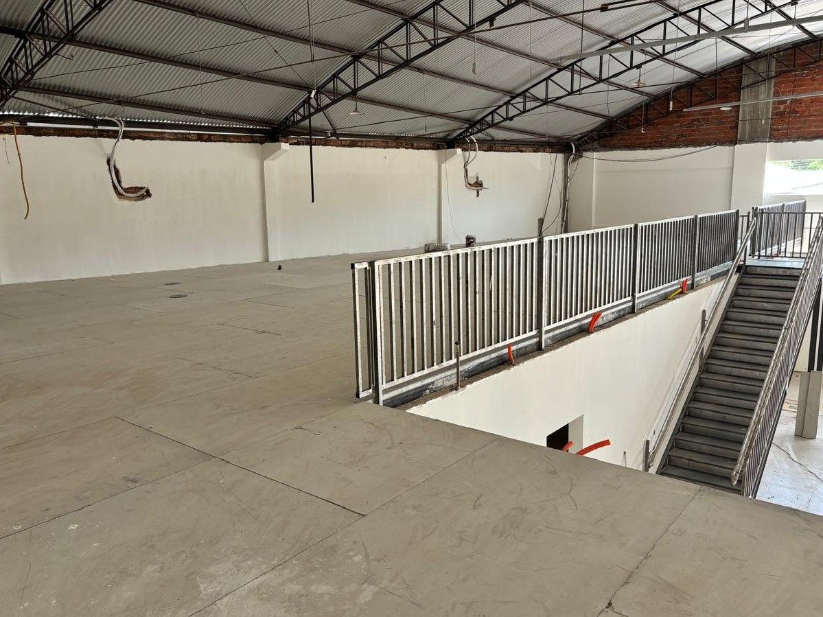 Mezanino metálico com escada em um espaço comercial