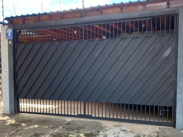 Portão de metal moderna em um ambiente residencial