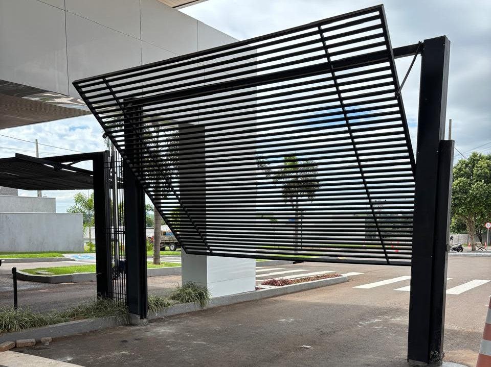 Portão de metal com design contemporâneo